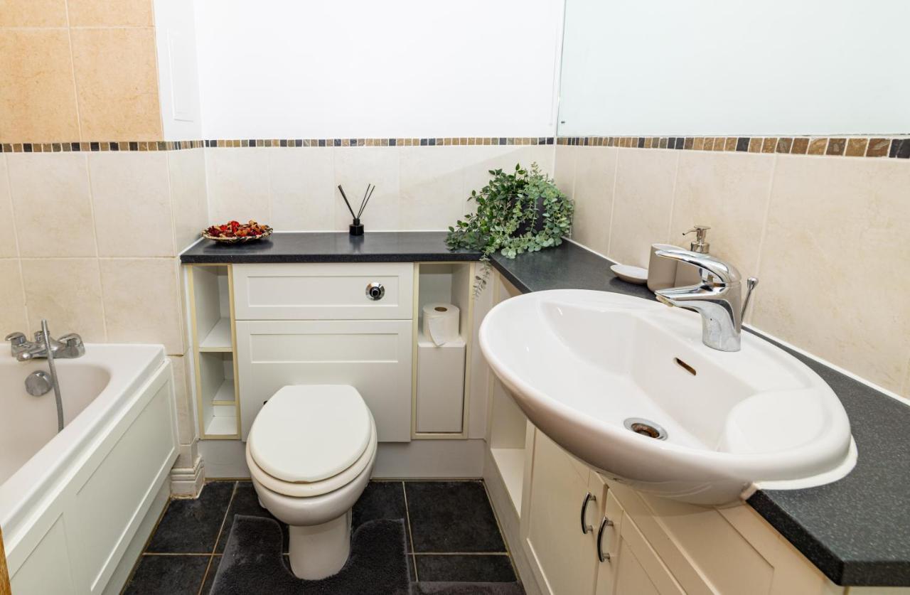 Two Bed Apartment Near Canary Wharf ลอนดอน ภายนอก รูปภาพ